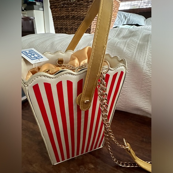 Super Cute Popcorn Purse - NWT - Picture 2 of 4